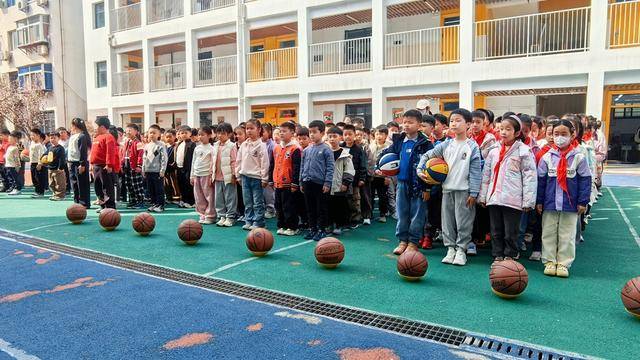 小手稳稳控球，现场活力沸腾，汝河路小学拍球比赛成功举行！