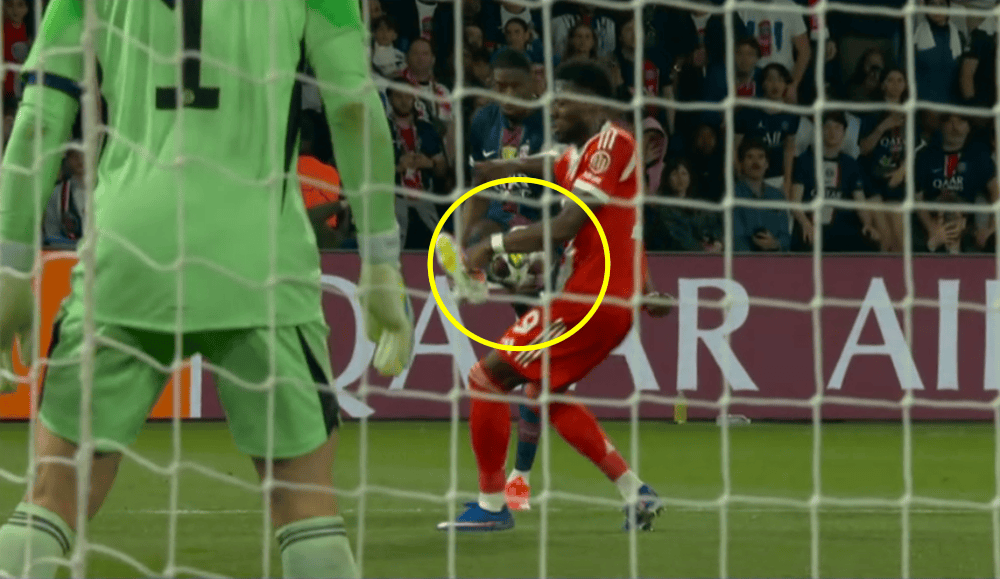 欧冠学着点：在中超这种禁区手球不算点球，VAR也不会介入