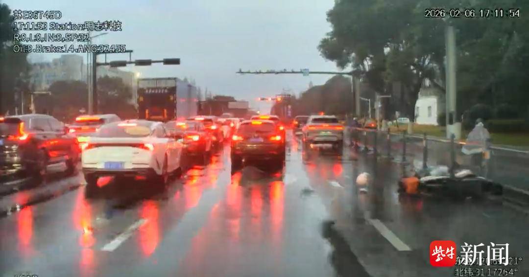 分工协作、默契配合！两位公交司机联手救助倒地伤者