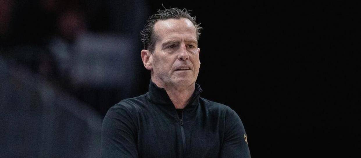 见过千万年薪主教练被吓成木头人吗，骑士阿特金森全场紧逼下僵在场边一分钟不动弹，球队乱了分寸领先优势被活塞生吞