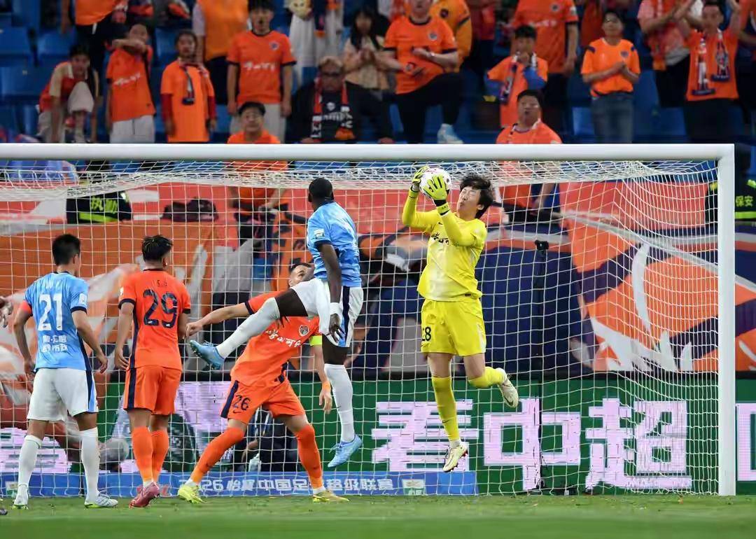 中超青岛海牛3-1击败大连英博 豪取顶级联赛四连胜