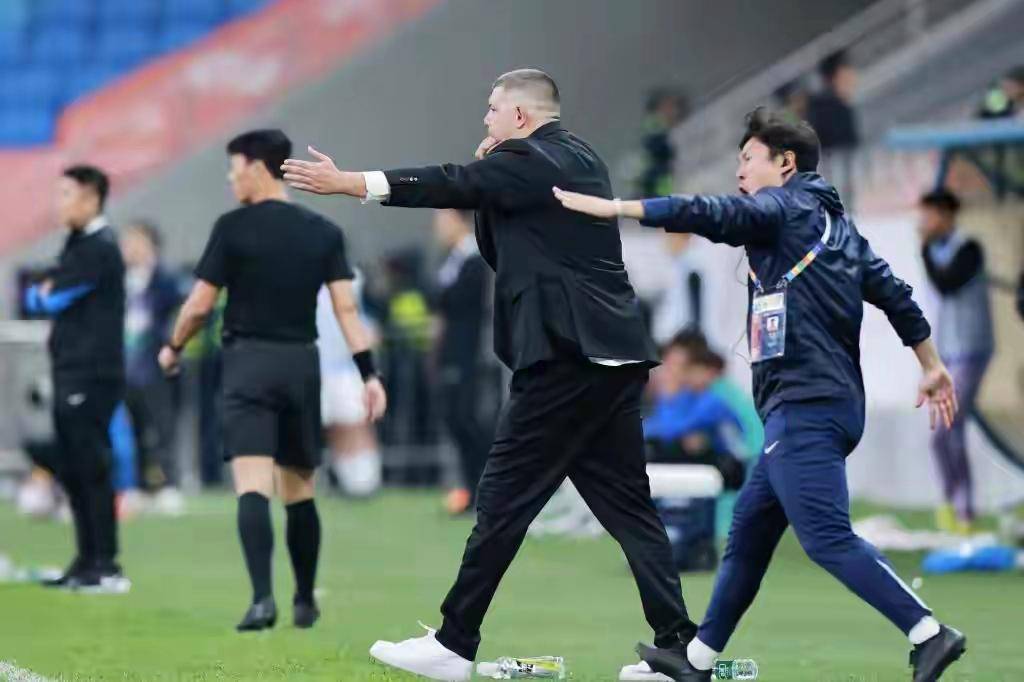 中超青岛海牛3-1击败大连英博 豪取顶级联赛四连胜
